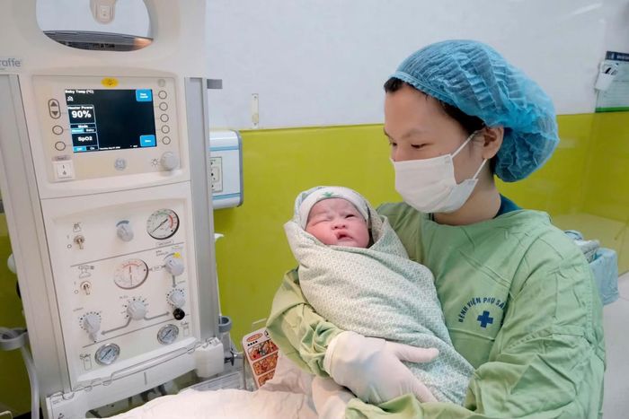 Bé trai nặng 4,6 kg chào đời an toàn.