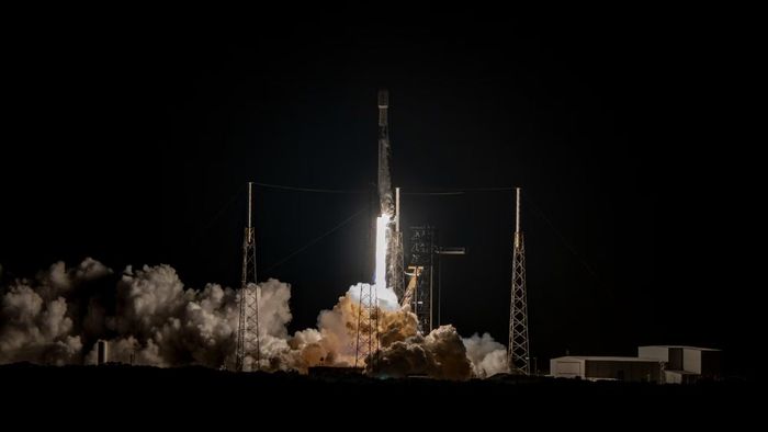 Tên lửa Falcon 9 đưa vệ tinh Starlink lên quỹ đạo. Năng lực phóng tái sử dụng giúp Space-X mở rộng chùm vệ tinh với tốc độ mà các đối thủ khó bắt kịp.