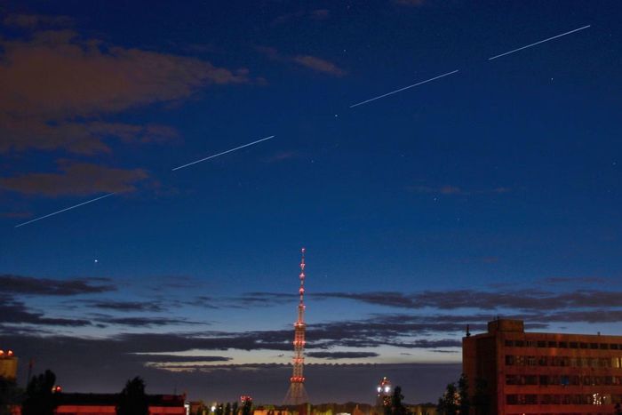 Các vệ tinh Starlink của Space-X lướt qua bầu trời Kiev, Ukraine.