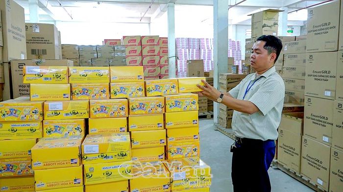 Đoàn kiểm tra liên ngành an toàn thực phẩm kiểm tra hoạt động sản xuất, kinh doanh thực phẩm trên địa bàn phường An Xuyên.