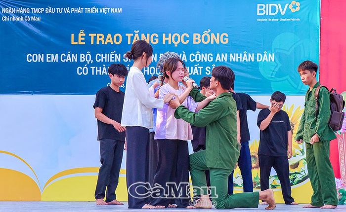 Phân đoạn bé Thu nhận ra ông Sáu là cha trong tác phẩm "Chiếc lược ngà" (Nguyễn Quang Sáng) gây xúc động cho người xem.