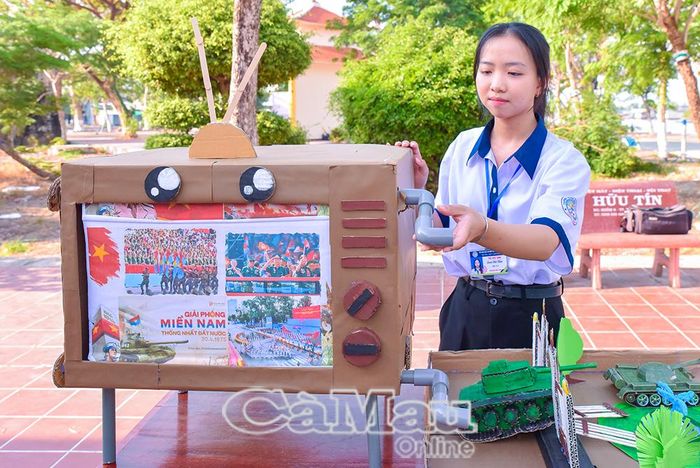 Mô hình Thước phim lịch sử của Lớp 11A1, Trường THPT Thới Bình có sự sáng tạo về nội dung, tạo sự gần gũi, thú vị cho học sinh.