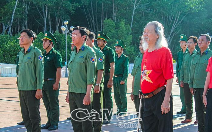Nhạc sĩ Văn Thao chào cờ tại Ðất Mũi, cùng bộ đội biên phòng và Nhân dân nơi đây.