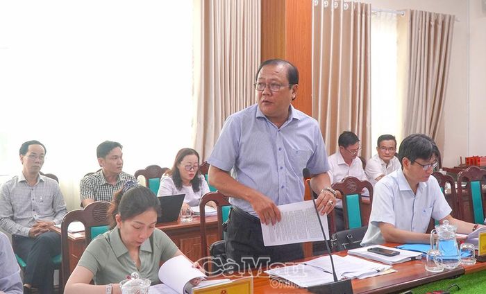  Ông Nguyễn Văn Đen, Phó Giám đốc Sở Văn hóa, Thể thao và Du lịch, trình bày các văn bản, tờ trình liên quan đến lĩnh vực ngành phụ trách.