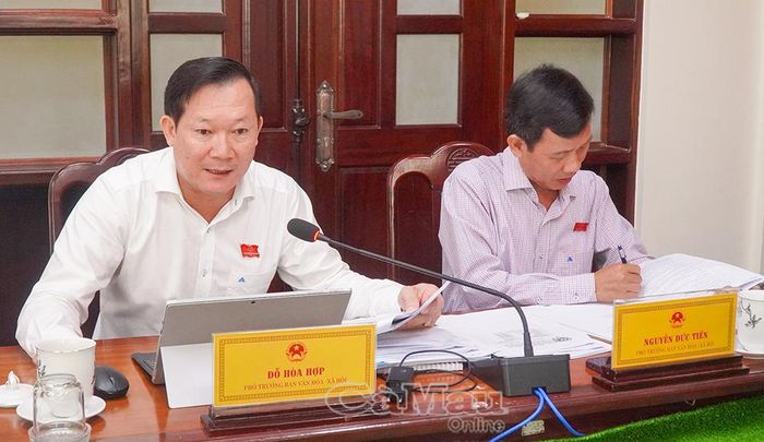 Ông Đỗ Hòa Hợp, Phó Trưởng ban Văn hóa - Xã hội HĐND tỉnh (bìa trái), đóng góp ý kiến về các văn bản, tờ trình liên quan đến lĩnh vực văn hóa, thể thao và du lịch.