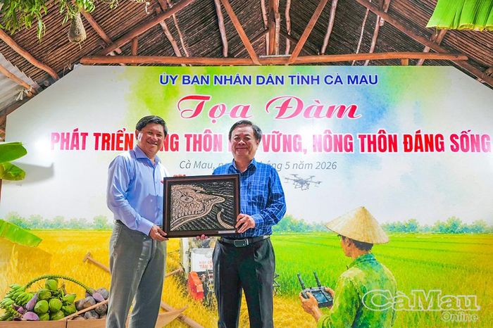  Đồng chí Lê Văn Sử, Phó Chủ tịch UBND tỉnh Cà Mau, trao quà lưu niệm đến đồng chí Lê Minh Hoan, nguyên Phó Chủ tịch Quốc hội.