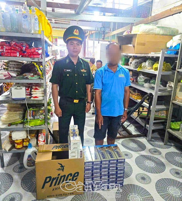 Tổ tuần tra làm việc với ông Đ.Q.T, chủ tiệm tạm hóa bán thuốc lá không rõ nguồn gốc.