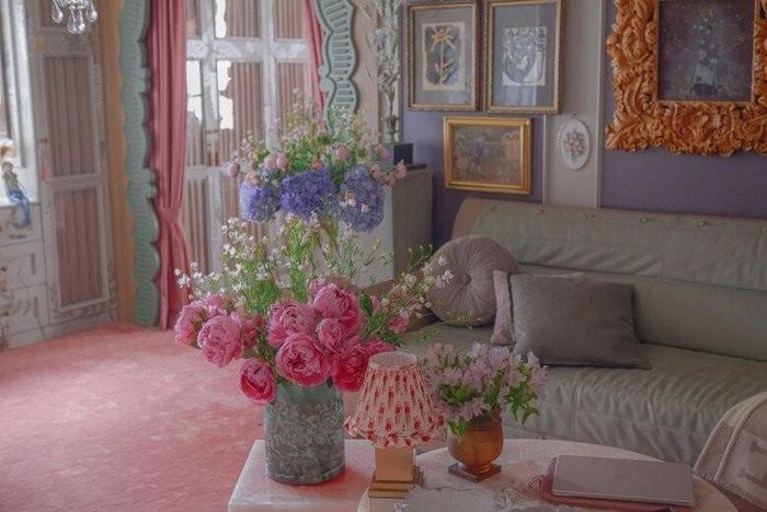 Cẩm tú cầu tím biếc và mẫu đơn hồng pastel sóng đôi cùng nhau trên chiếc bàn đá cẩm thạch trắng sang trọng. Những bức tranh khung gỗ mạ vàng phía sau như một phông nền hoàn hảo, biến căn phòng thành một bảo tàng nghệ thuật thu nhỏ.