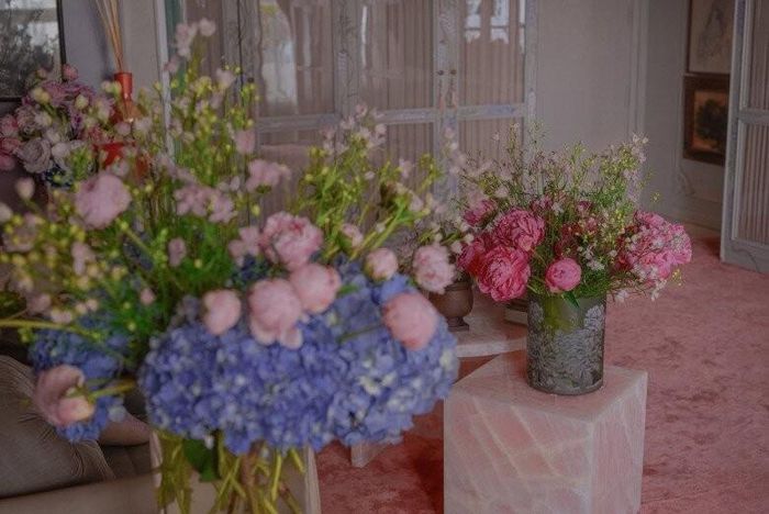Bình hoa mẫu đơn đặt trên khối thạch anh hồng tinh khiết phản chiếu vẻ đẹp đài các, kiêu sa của toàn bộ căn phòng. Sự chuyển tiếp mượt mà giữa các tông màu pastel mang lại cảm giác dễ chịu, sảng khoái đúng như tâm niệm của Lý Quí Khánh khi dọn dẹp nhà cửa.