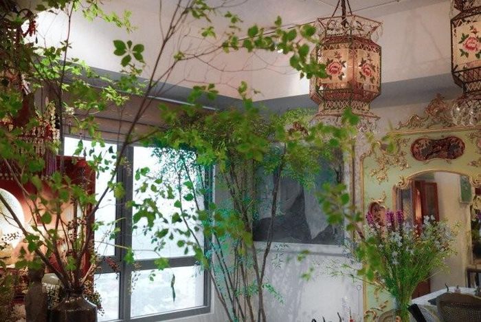 Hệ thống đèn lồng thêu hoa tinh xảo lơ lửng giữa những nhành cây mảnh khảnh, tạo nên vẻ đẹp huyền ảo như trong một thước phim điện ảnh. Sự tỉ mỉ trong từng chi tiết nhỏ nhất cho thấy tính cách "OCD" tích cực, giúp mọi ngóc ngách đều hoàn mỹ.