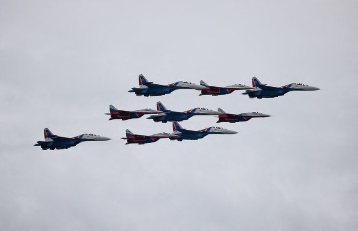 Các máy bay chiến đấu MiG-29 của đội bay biểu diễn và Su-30SM của đội bay biểu diễn Russkiye Vityazi (Hiệp sĩ Nga) bay theo đội hình trong một cuộc duyệt binh và diễu binh nhân Ngày Chiến thắng. (Ảnh: Reuters)