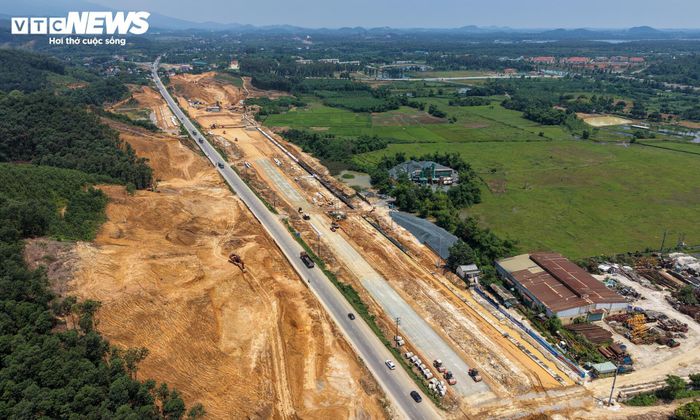 Theo thiết kế, trên tuyến xây dựng 4 cầu vượt suối và đường ngang, cùng 5 hầm chui gồm một hầm trực thông phục vụ tuyến cao tốc chính và 4 hầm chui dân sinh. Tổng mức đầu tư dự án hơn 5.200 tỷ đồng từ ngân sách TP Hà Nội và nguồn hỗ trợ của Trung ương, trong đó chi phí giải phóng mặt bằng khoảng 2.700 tỷ đồng.