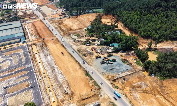 Ghi nhận trong những ngày đầu tháng 5 trên công trường, nhiều đoạn nền đường đã được đắp cao, hình hài tuyến chính dần hiện rõ sau hơn hai năm triển khai. 