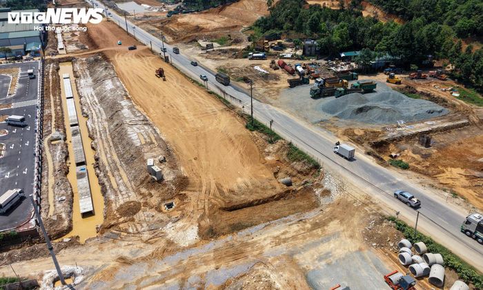 Theo báo cáo của Ban quản lý dự án, đến nay hơn 93 ha trong tổng số khoảng 101 ha mặt bằng đã được bàn giao, đạt khoảng 92%. Tuy vậy, một số hộ dân và đơn vị liên quan hiện chưa đồng thuận di dời tài sản, bàn giao mặt bằng do chưa hoàn tất phương án phê duyệt bồi thường.