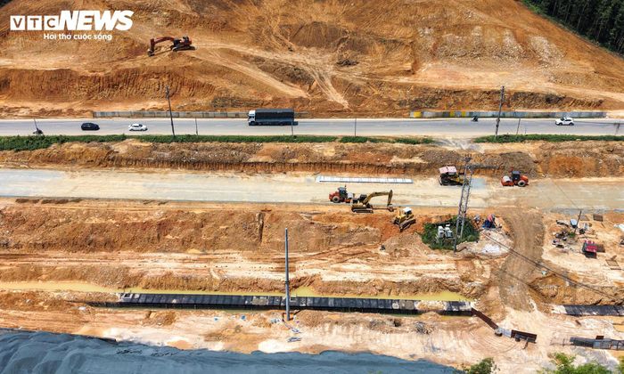 Trong đợt kiểm tra tiến độ gần đây, Bí thư Thành ủy Hà Nội Trần Đức Thắng đánh giá đây là công trình có vai trò quan trọng đối với sự phát triển khu vực phía Tây Thủ đô. Bí thư Hà Nội yêu cầu chủ đầu tư và các đơn vị thi công tập trung nhân lực, thiết bị để phấn đấu thông tuyến trước ngày 30/6/2026.