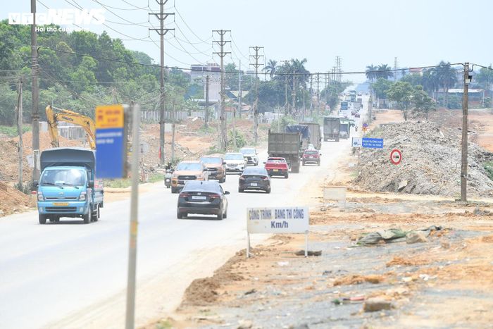 Ở các điểm, mặt đường bị thu hẹp do phục vụ thi công khiến việc đi lại của người dân gặp khó khăn. Một số khu vực phát sinh bụi do xe tải vận chuyển vật liệu hoạt động với tần suất cao. Ngoài ra, vẫn còn vị trí chưa được rào chắn hoàn chỉnh.