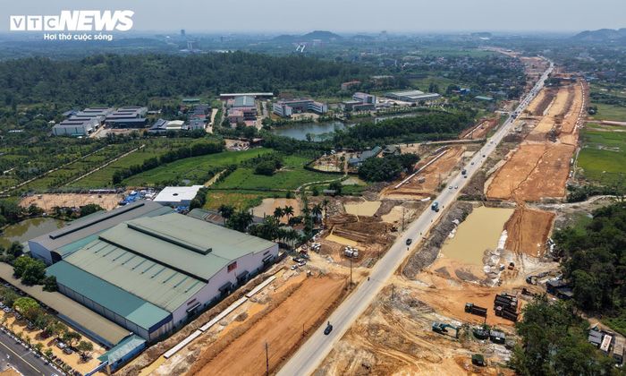 Tại một số vị trí, nhà thầu đã triển khai kết cấu mặt đường và các hạng mục phụ trợ. 