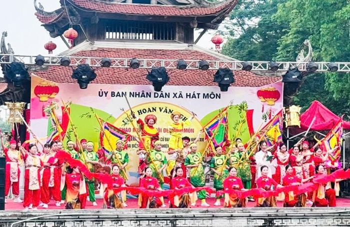 Biểu diễn nghệ thuật tại lễ hội đền Hát Môn (xã Hát Môn). Ảnh: Minh Phú