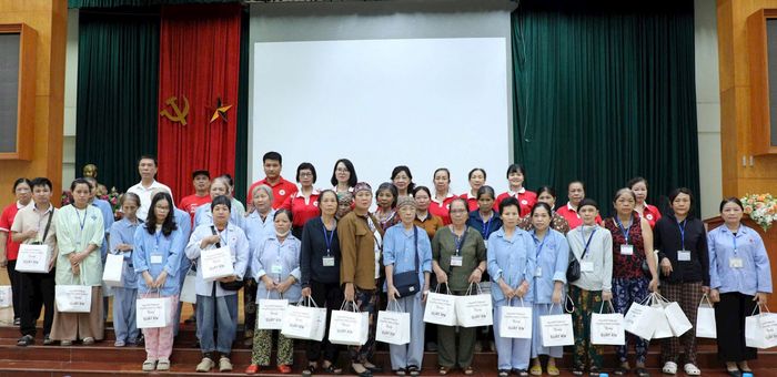 Hội Chữ thập đỏ phường Phú Thượng trao quà cho bệnh nhân và người nhà bệnh nhân. Ảnh: PT