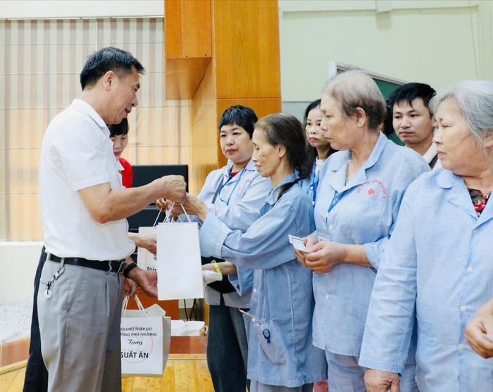 Phó Chủ tịch Ủy ban MTTQ Việt Nam phường Phú Thượng Nguyễn Như Chiến trao quà cho bệnh nhân. Ảnh: PT