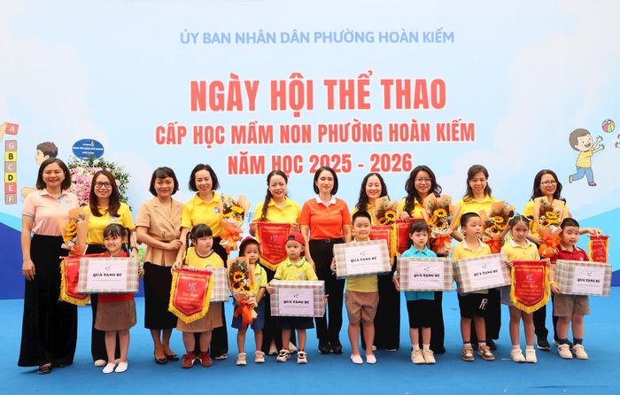 Ban tổ chức tặng Cờ lưu niệm cho các trường mầm non tham dự ngày hội. Ảnh: PV