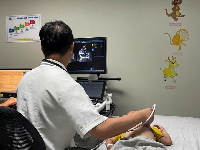 1 tháng sau ca mổ, kết quả kiểm tra các chỉ số của bé T.K đều trở về bình thường. (Ảnh:Thiên Lam).
