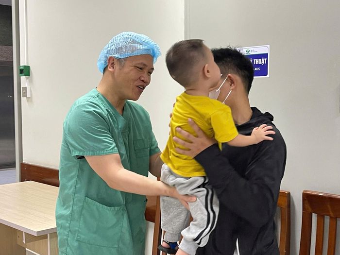 PGS.TS. Nguyễn Lý Thịnh Trường-Giám đốc Trung tâm Tim mạch, Bệnh viện Nhi Trung ương thăm khám cho bệnh nhi (Ảnh:Thiên Lam).