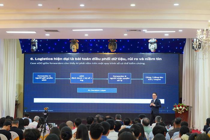 Các diễn giả tham gia thảo luận tại diễn đàn. Ảnh: L.G