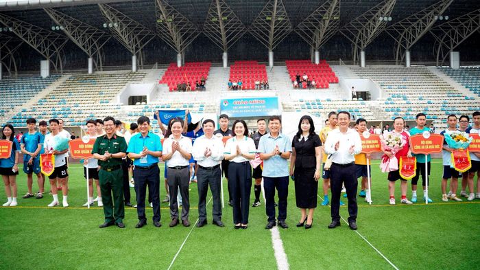 Đại diện lãnh đạo xã Hoài Đức và Ban Tổ chức tặng hoa, cờ lưu niệm cho các đội bóng. Ảnh: Chu Hồng