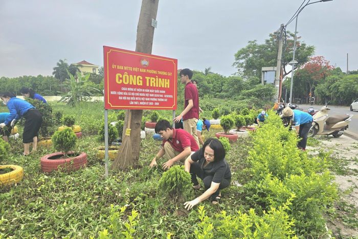 Đông đảo cán bộ, hội viên, đoàn viên và nhân dân đã tích cực tham gia vệ sinh môi trường tại các tuyến đường tự quản.