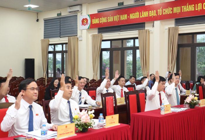Các đại biểu HĐND xã Hồng Vân biểu quyết thông qua 5 nghị quyết quan trọng. Ảnh: Vũ Cường