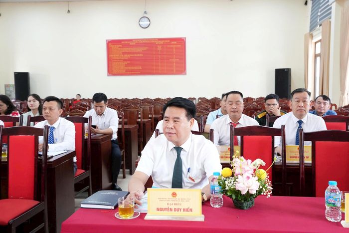 Tại kỳ họp, Phó Chủ tịch Thường trực UBND xã Hồng Vân Nguyễn Duy Hiển trình bày Đề án tăng cường bảo đảm công tác vệ sinh môi trường trên địa bàn. Ảnh: Vũ Hậu