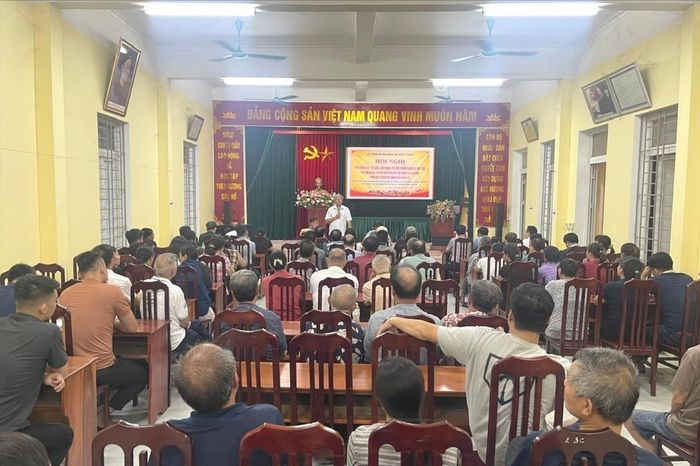 Quang cảnh hội nghị phổ biến các tài liệu liên quan, cơ chế chính sách bồi thường, hỗ trợ, tái định cư và vận động, tuyên truyền các hộ tháo dỡ tài sản trên đất công do UBND xã quản lý. Ảnh: Hồng Vinh