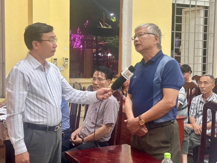 Ông Nguyễn Quang Vinh, Trưởng ban Công tác Mặt trận thôn Bặt Chùa (xã Ứng Thiên) trao đổi với phóng viên Cơ quan Báo và Phát thanh, Truyền hình Hà Nội tại điểm cầu xã Ứng Thiên. Ảnh: Hồng Vinh