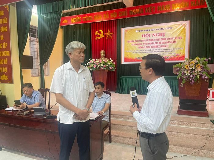 Phó Chủ tịch UBND xã Ứng Thiên Nguyễn Anh Tuấn trao đổi với phóng viên Cơ quan Báo và Phát thanh, Truyền hình Hà Nội. Ảnh: Hồng Vinh