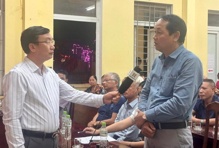 Ông Hà Minh Mạnh, thôn Bặt Ngõ (xã Ứng Thiên, thành phố Hà Nội) trao đổi với phóng viên Cơ quan Báo và Phát thanh, Truyền hình Hà Nội tại điểm cầu xã Ứng Thiên. Ảnh: Hồng Vinh