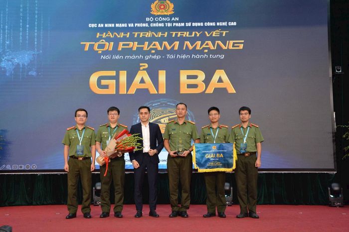 Trao giải Ba cho đội Aegis IV. Ảnh: T.U