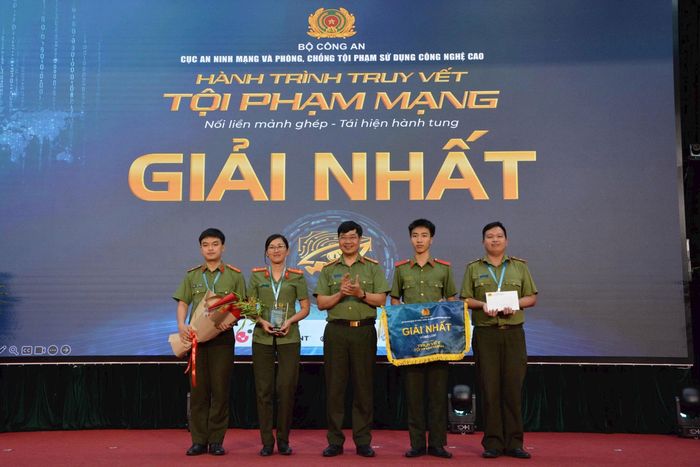 Giải Nhất thuộc về đội Cyb3r_Gu4rdians, Học viện Kỹ thuật và Công nghệ an ninh. Ảnh: Thu Uyên