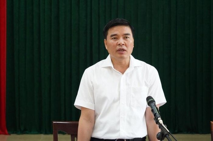 Chủ tịch UBND phường Chương Mỹ Trịnh Duy Oai phát biểu, giải đáp các ý kiến của người dân. Ảnh: Lan Oanh
