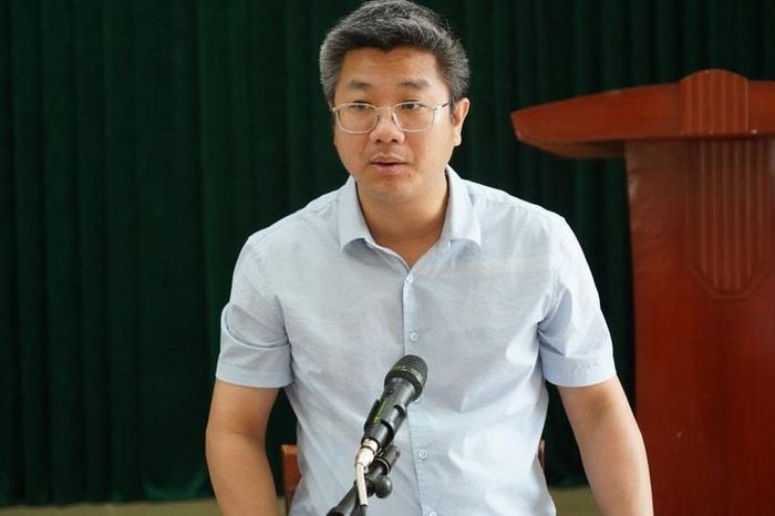 Phó Ban Quản lý dự án đầu tư xây dựng công trình giao thông thành phố Hà Nội Dương Đức Hiền giải đáp các ý kiến, kiến nghị của người dân. Ảnh: Lan Oanh
