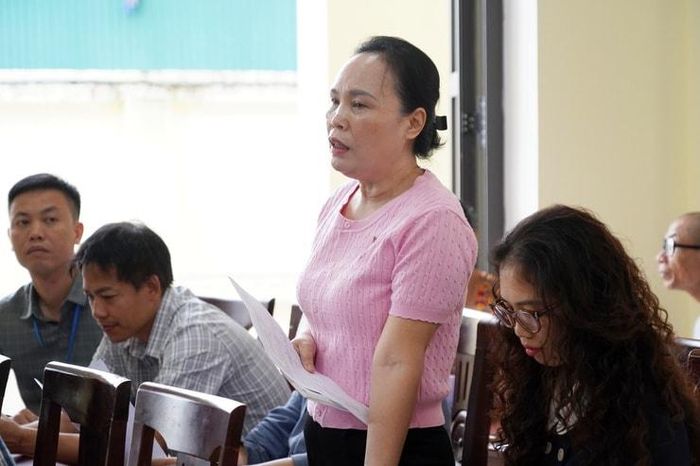Người dân TDP Tràng An nêu ý kiến, kiến nghị liên quan đến chính sách bồi thường, hỗ trợ và tái định cư. Ảnh: Lan Oanh