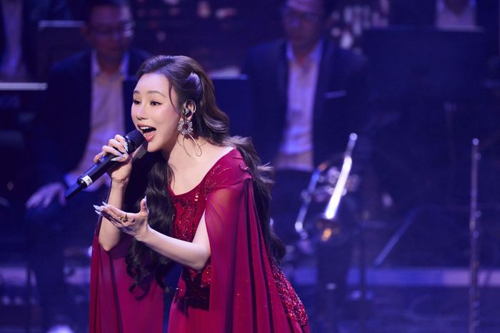 Sau nhiều vắng bóng, Hồ Quỳnh Hương vẫn giữ được vị trí riêng trong lòng công chúng nhờ giọng hát giàu nội lực và khả năng truyền tải cảm xúc sâu sắc. Nữ ca sĩ từng ghi dấu ấn qua hàng loạt ca khúc hit như: Em nhớ anh vô cùng, Hoang mang, Quỳnh, Và ta chờ nhau, Honey, Bức thư tình thứ hai, Em nhớ anh vô cùng…