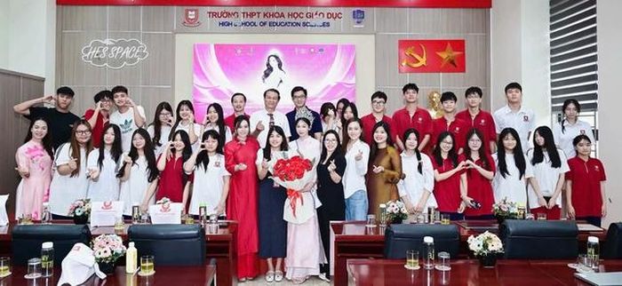 Dù lịch trình chuẩn bị cho cuộc thi quốc tế khá bận rộn, nàng hậu vẫn ưu tiên hoàn thành chương trình học lớp 12 và kỳ thi Đại học sắp tới. Hình ảnh một Hoa hậu vừa tích cực chuẩn bị cho đấu trường nhan sắc quốc tế, vừa chăm chỉ học tập đã nhận được nhiều sự yêu mến và ủng hộ từ fan sắc đẹp.
