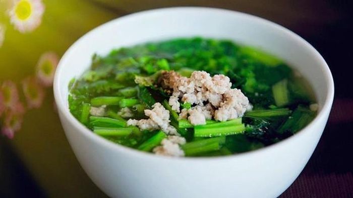 Canh cải thìa thịt băm là một trong những món canh dễ ăn và bổ dưỡng cho người bệnh truyền hóa chất.