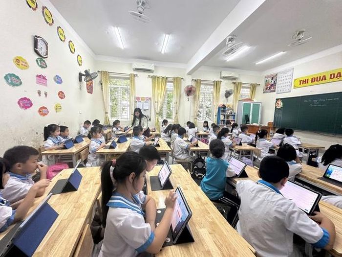 Học sinh lớp 1A, Trường Tiểu học Nguyễn Du tiếp cận mô hình "lớp học thông minh" với các thiết bị iPad.