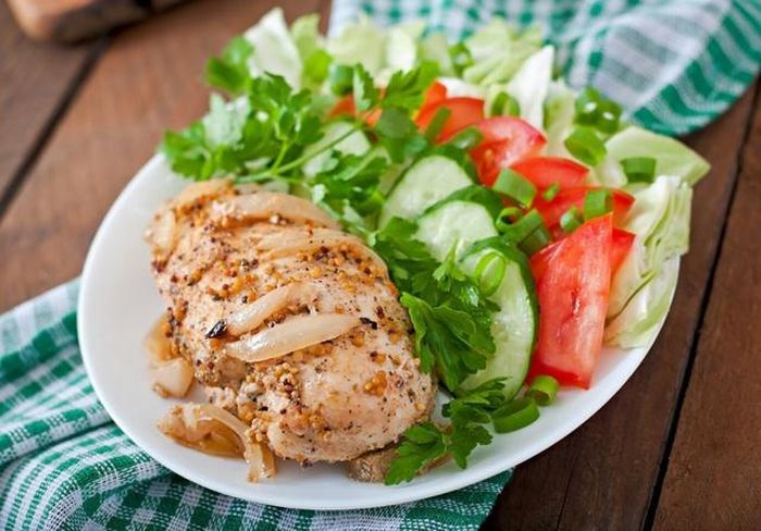 Ức gà là nguồn thực phẩm giàu protein, ít chất béo và rất được ưa chuộng trong các chế độ ăn lành mạnh, đặc biệt là khi giảm cân.