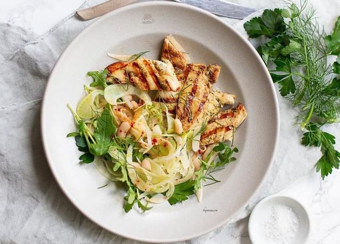 Món salad ức gà dễ chế biến, thanh mát, phù hợp cho bữa tối nhanh gọn.