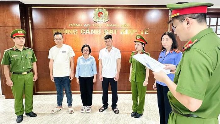 Các đối tượng Hoàng Khởi Lôi, Hà Thị Thục Huyền, Lê Văn Quốc tại cơ quan Công an.