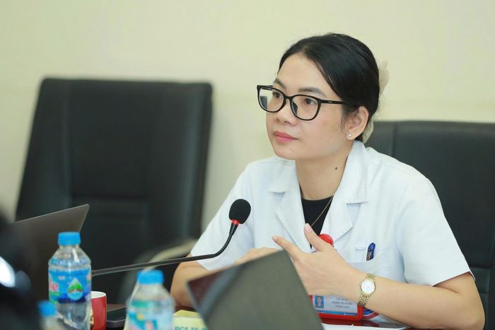 PGS.TS.BS Phùng Thị Huyền – Trưởng khoa Nội Vú – Phụ khoa 2, Bệnh viện K chia sẻ về những thách thức trong chẩn đoán ung thư buồng trứng tại hội thảo.