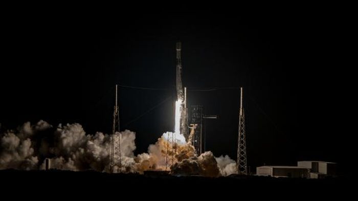 Tên lửa Falcon 9 đưa vệ tinh Starlink lên quỹ đạo. Năng lực phóng tái sử dụng giúp Space-X mở rộng chùm vệ tinh với tốc độ mà các đối thủ khó bắt kịp.